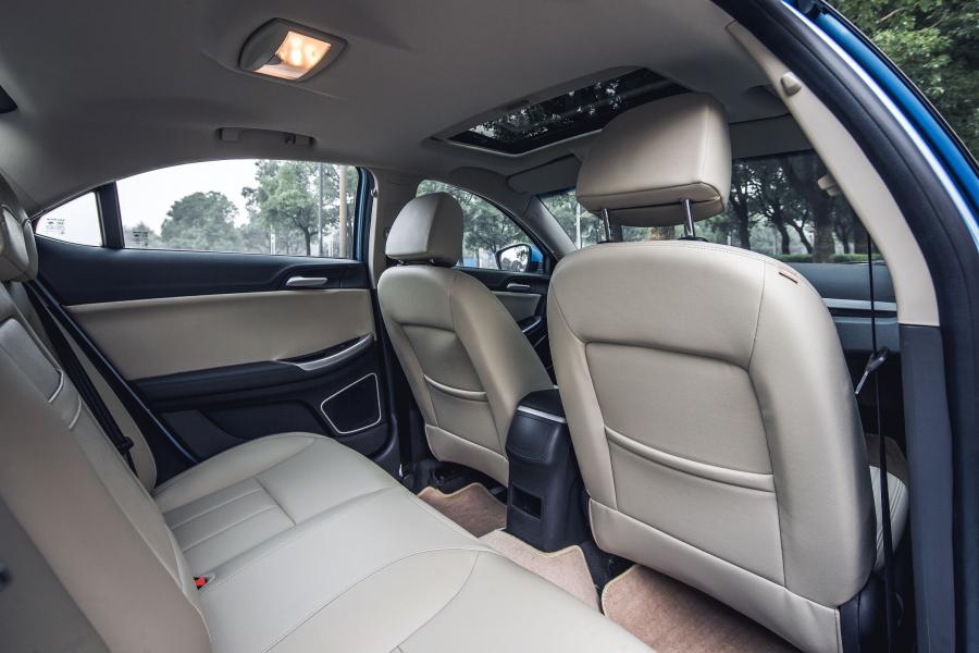 Интерьер Roewe 550 Plug-in (IP24) 2013 года  (фото 12 из 13)